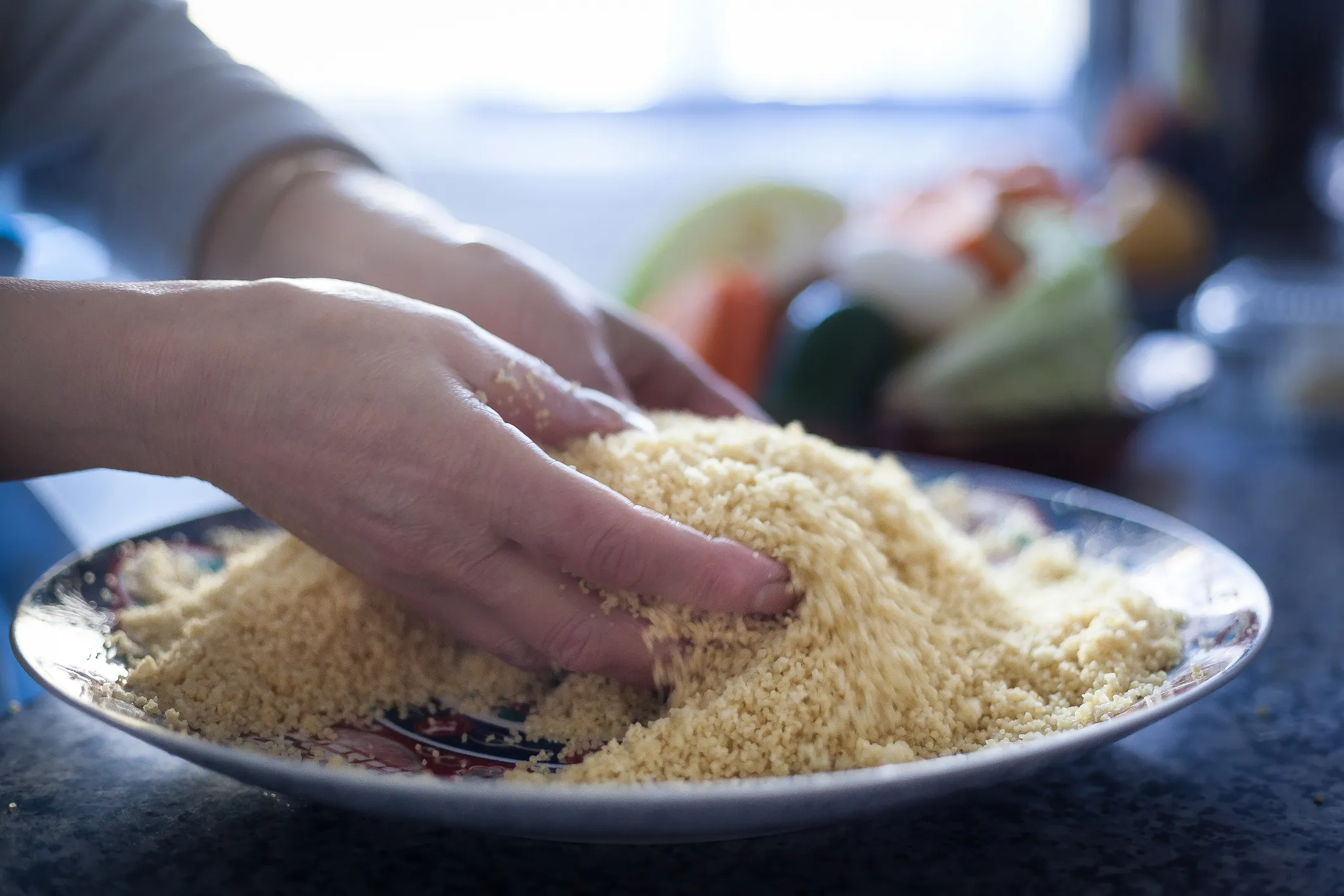 chef préparant des graines de couscous