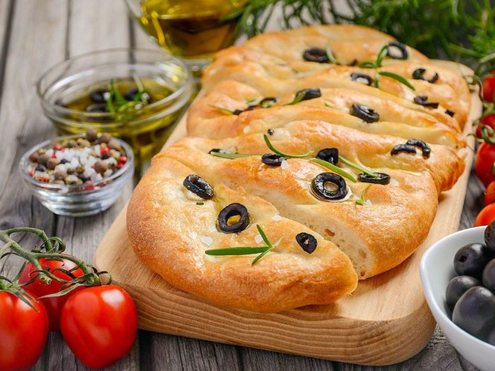Recette de Focaccia de semoule fine Le Renard au romarin et aux olives noires