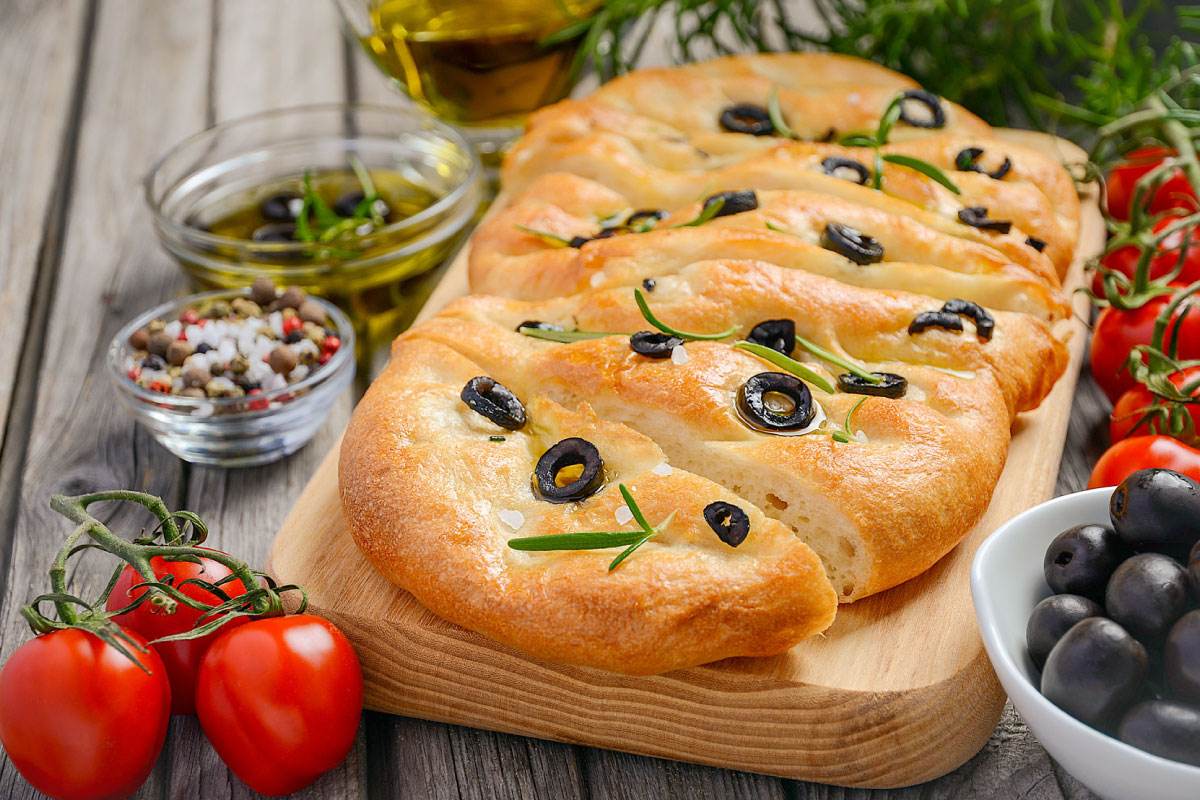 Recette de Focaccia de semoule fine Le Renard au romarin et aux olives noires